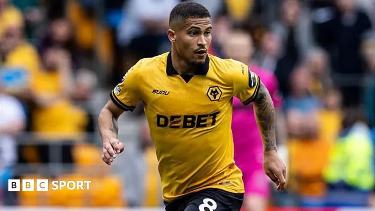 Jugador del Wolverhampton corriendo en el campo Jugador del Wolverhampton corriendo en el campo