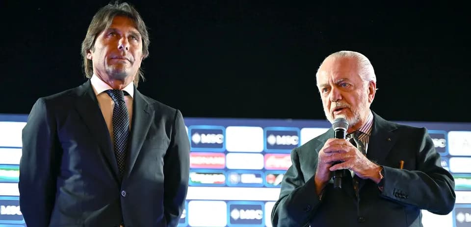 Dos hombres en un evento con micrófono y fondo gráfico Dos hombres en un evento con micrófono y fondo gráfico