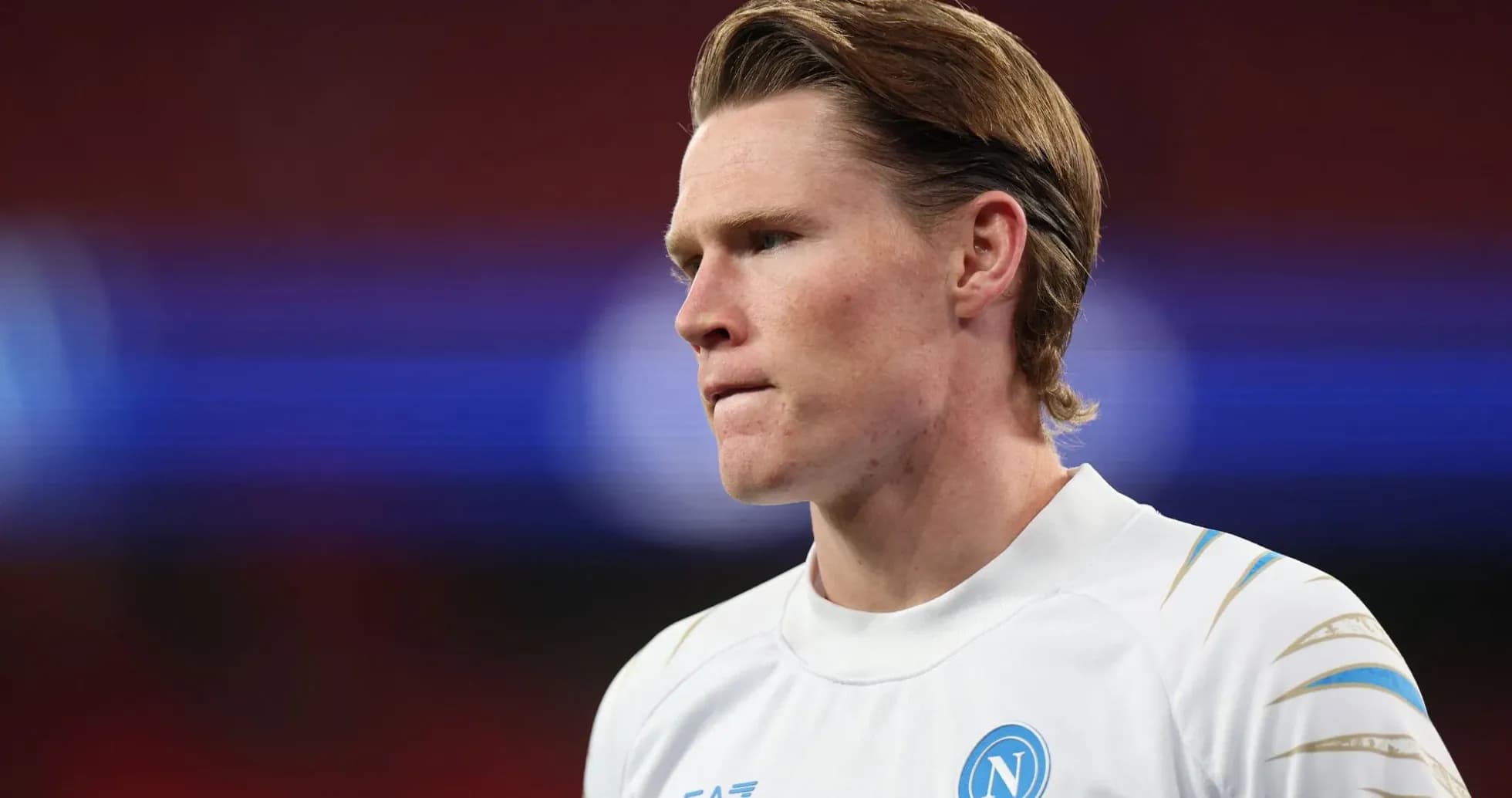 Jugador de Napoli en uniforme blanco durante partido Jugador de Napoli en uniforme blanco durante partido