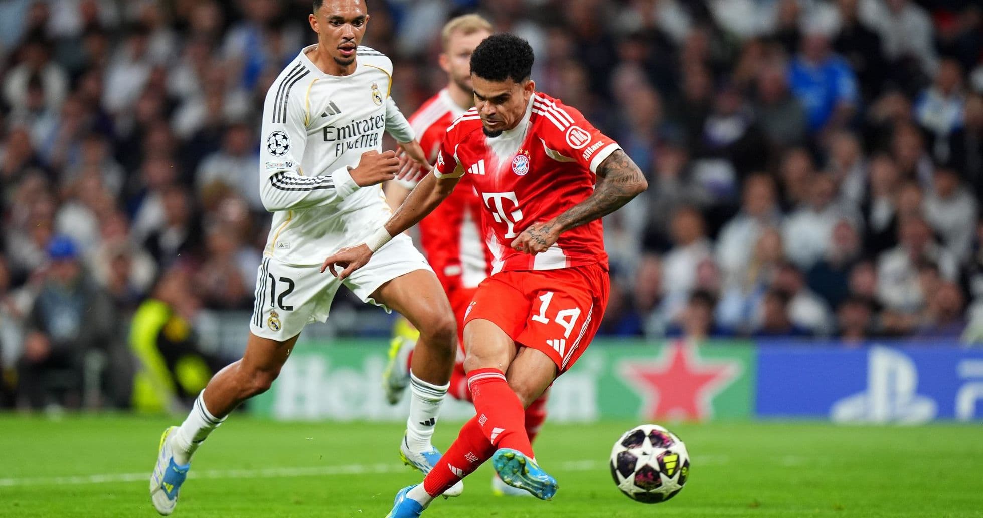 Jugador de Bayern München esquivando a defensor de Real Madrid Jugador de Bayern München esquivando a defensor de Real Madrid