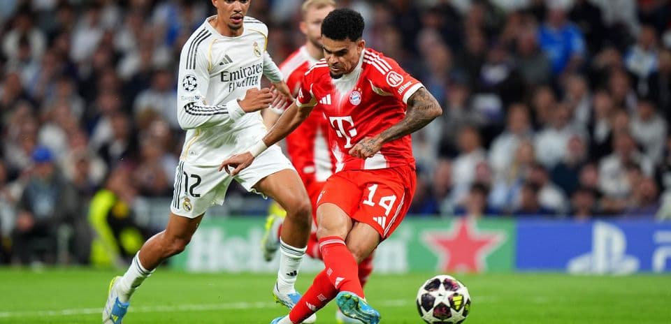 Jugador de Bayern München esquivando a defensor de Real Madrid Jugador de Bayern München esquivando a defensor de Real Madrid