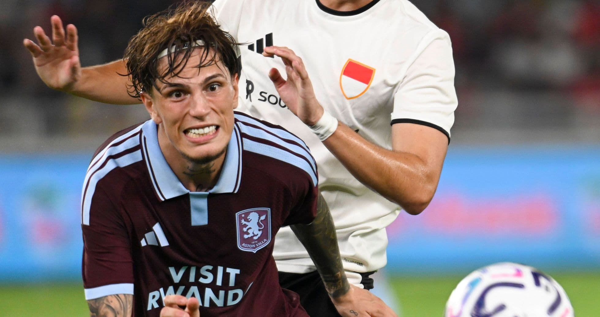 Jugador de Aston Villa siendo marcado por oponente Jugador de Aston Villa siendo marcado por oponente