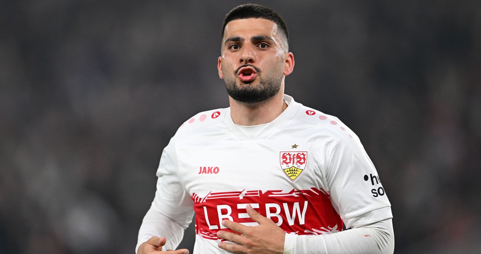 Jugador de Stuttgart en acción durante el partido Jugador de Stuttgart en acción durante el partido