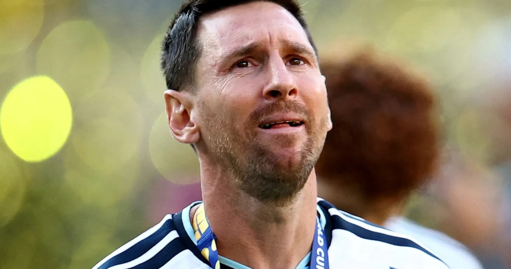 Jugador con medalla tras el partido de fútbol Jugador con medalla tras el partido de fútbol