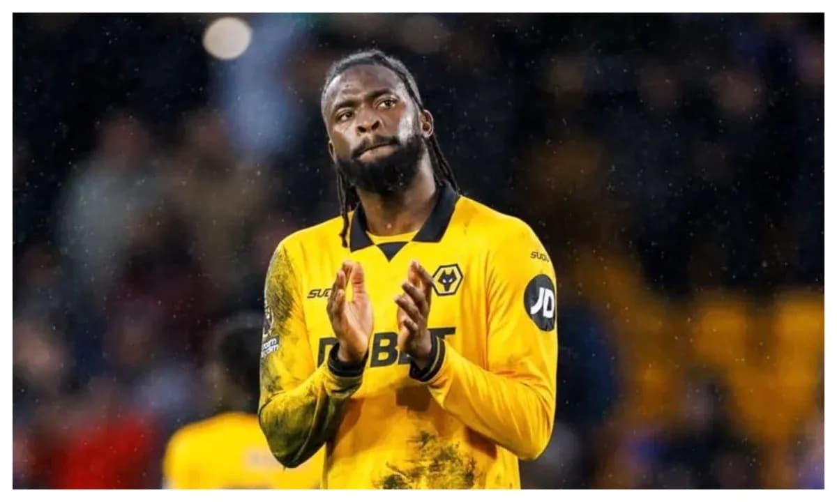 Jugador de Wolverhampton aplaudiendo tras el partido Jugador de Wolverhampton aplaudiendo tras el partido