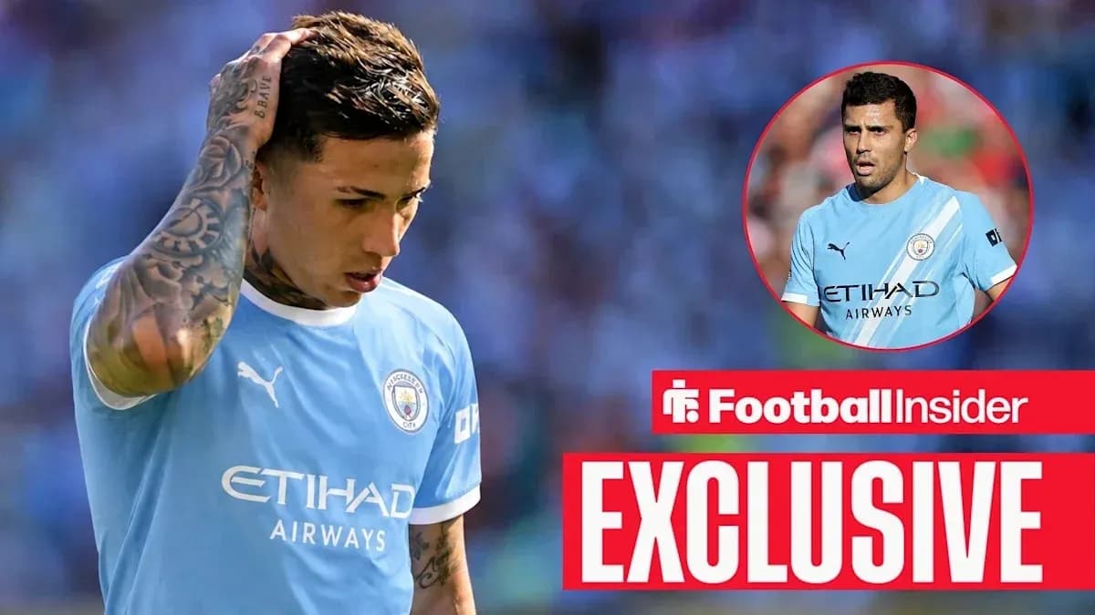 Jugador de Manchester City preocupado durante el partido Jugador de Manchester City preocupado durante el partido