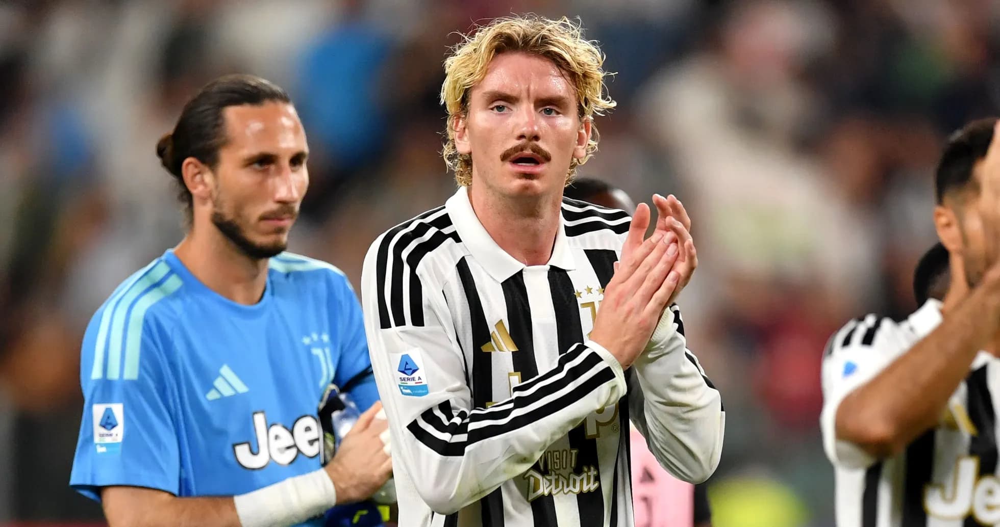 Jugadores de Juventus aplaudiendo tras el partido Jugadores de Juventus aplaudiendo tras el partido