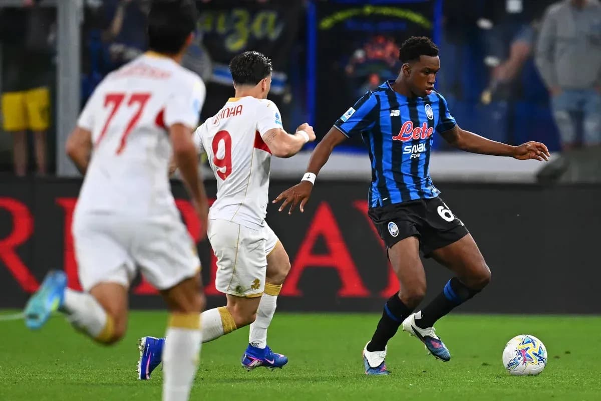 Jugador de Atalanta driblando durante el partido Jugador de Atalanta driblando durante el partido