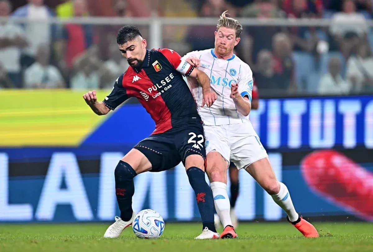 Jugador de Genoa luchando por el balón con rival Jugador de Genoa luchando por el balón con rival
