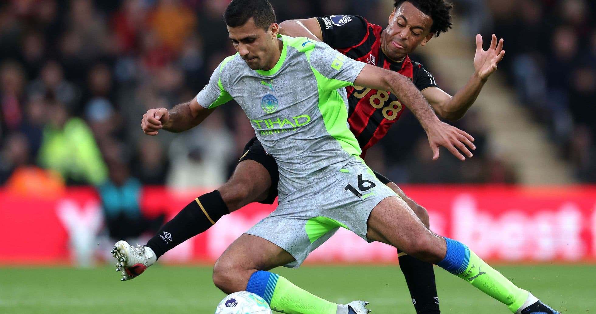 Jugador de Manchester City enfrentando a rival de Bournemouth Jugador de Manchester City enfrentando a rival de Bournemouth
