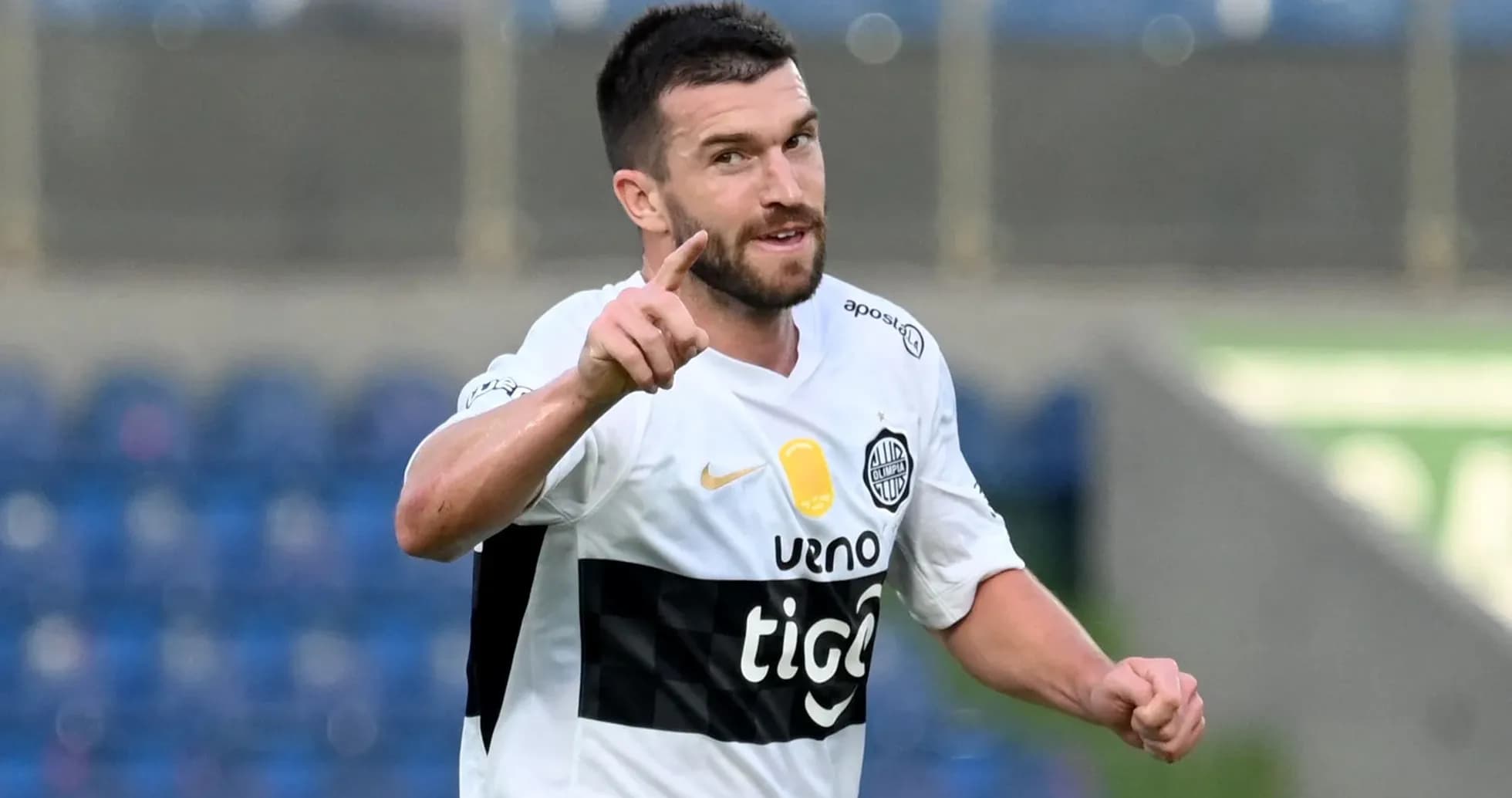 Jugador señalando con el dedo durante el partido Jugador señalando con el dedo durante el partido