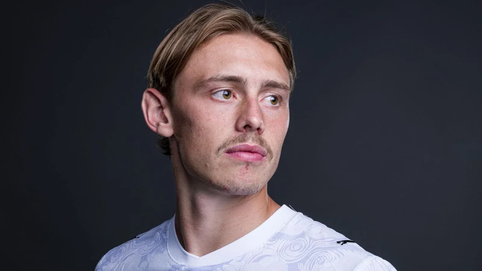 Jugador mirando hacia un lado con camiseta blanca Jugador mirando hacia un lado con camiseta blanca