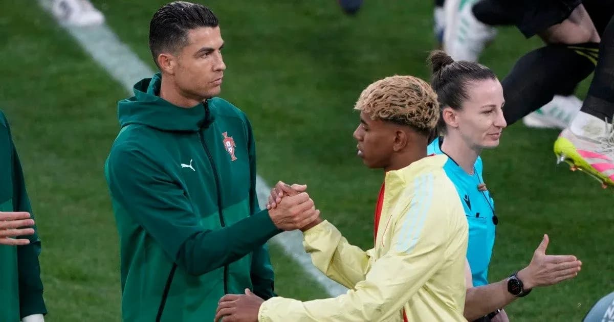 Cristiano Ronaldo saludando a compañero antes del partido Cristiano Ronaldo saludando a compañero antes del partido