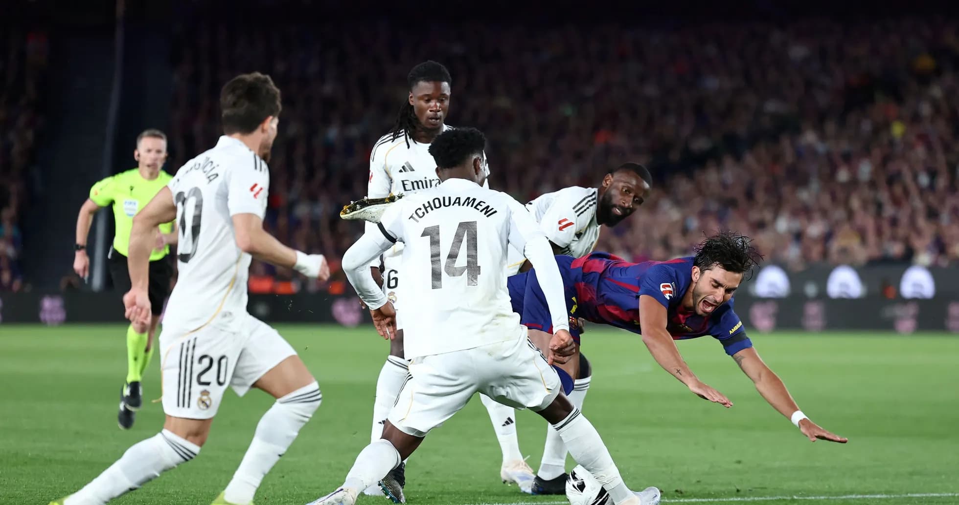 Jugador de Barcelona cae tras contacto con defensores de Real Madrid Jugador de Barcelona cae tras contacto con defensores de Real Madrid