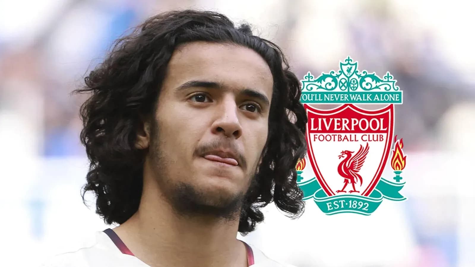 Jugador con camiseta de Liverpool y escudo del club Jugador con camiseta de Liverpool y escudo del club