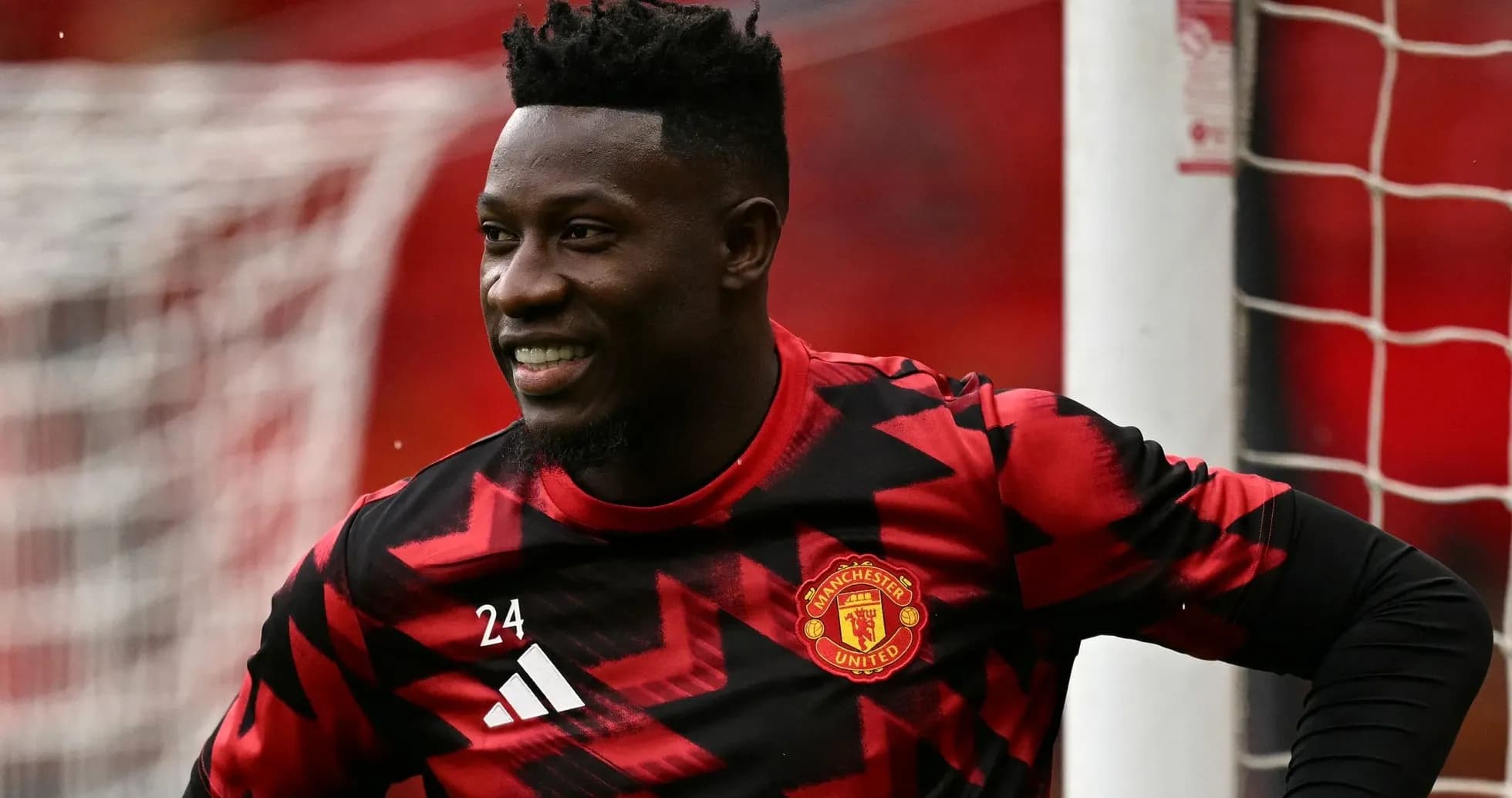 Portero de Manchester United sonriente en el campo Portero de Manchester United sonriente en el campo