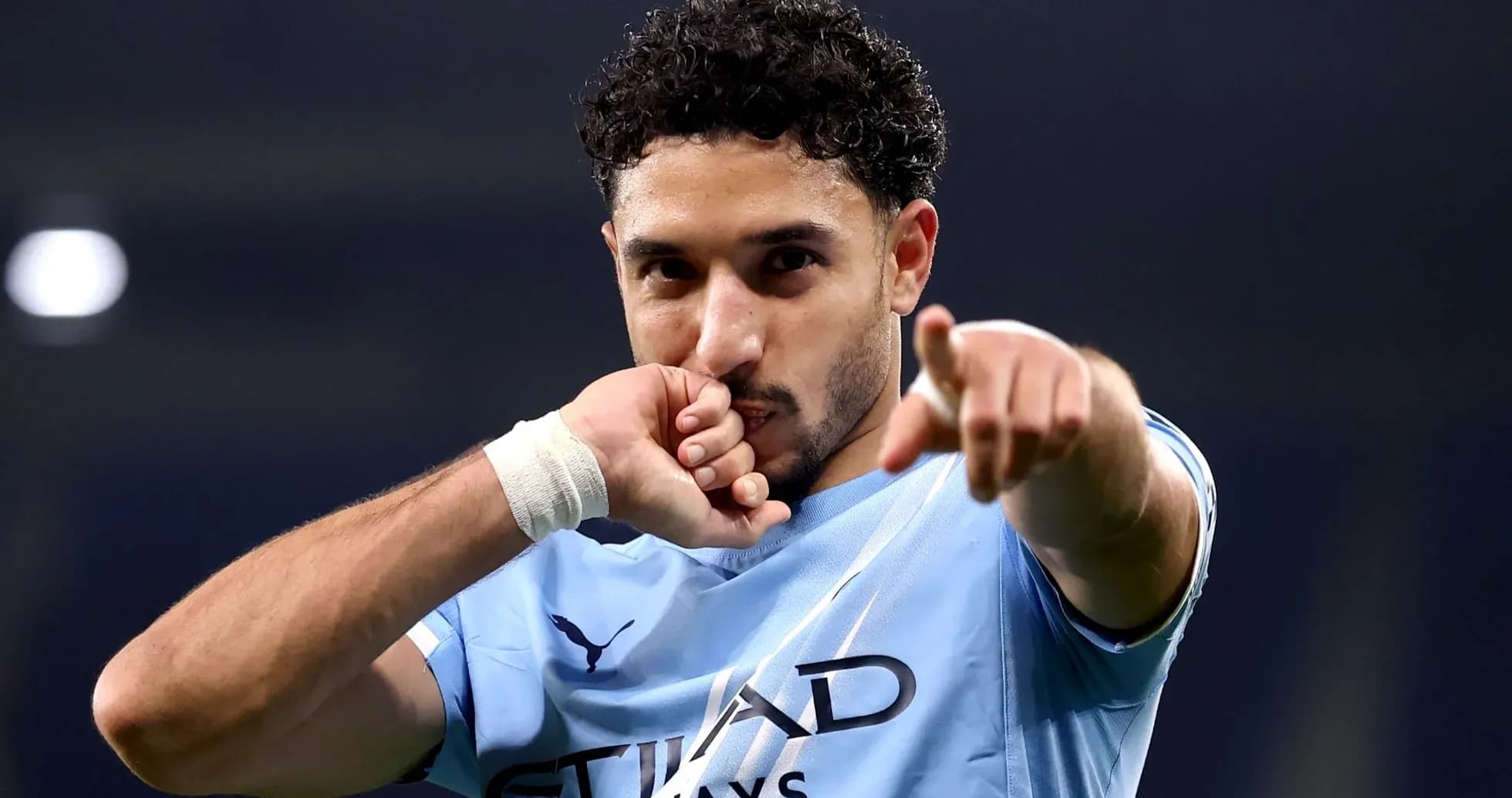 Jugador de Manchester City señalando tras anotar un gol Jugador de Manchester City señalando tras anotar un gol