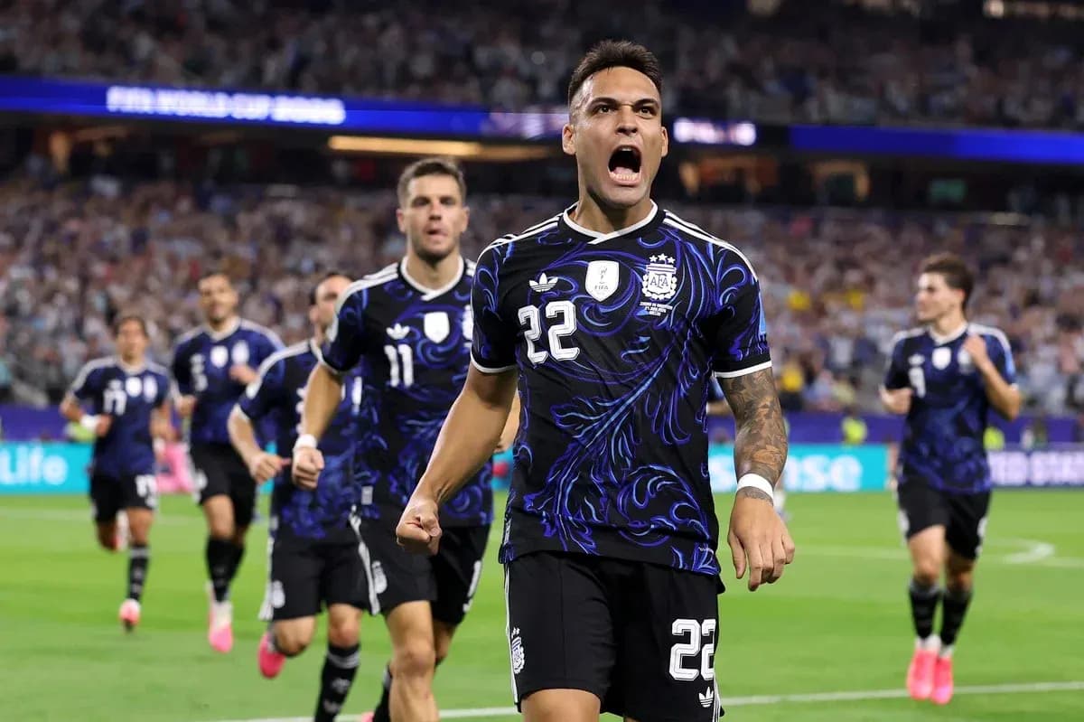 Lautaro Martínez celebrando gol con compañeros de Argentina Lautaro Martínez celebrando gol con compañeros de Argentina