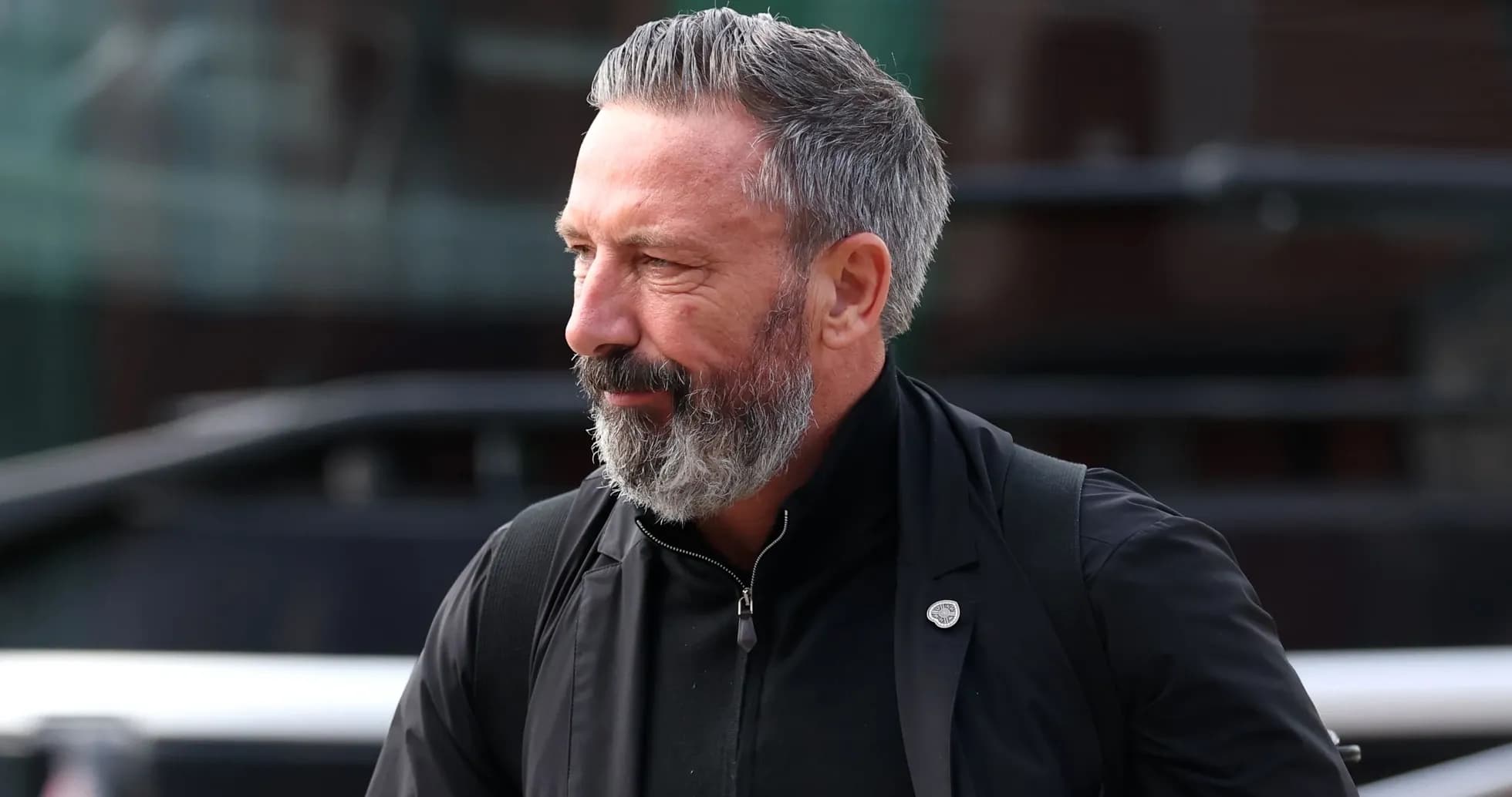 Hombre con barba gris caminando hacia el estadio Hombre con barba gris caminando hacia el estadio
