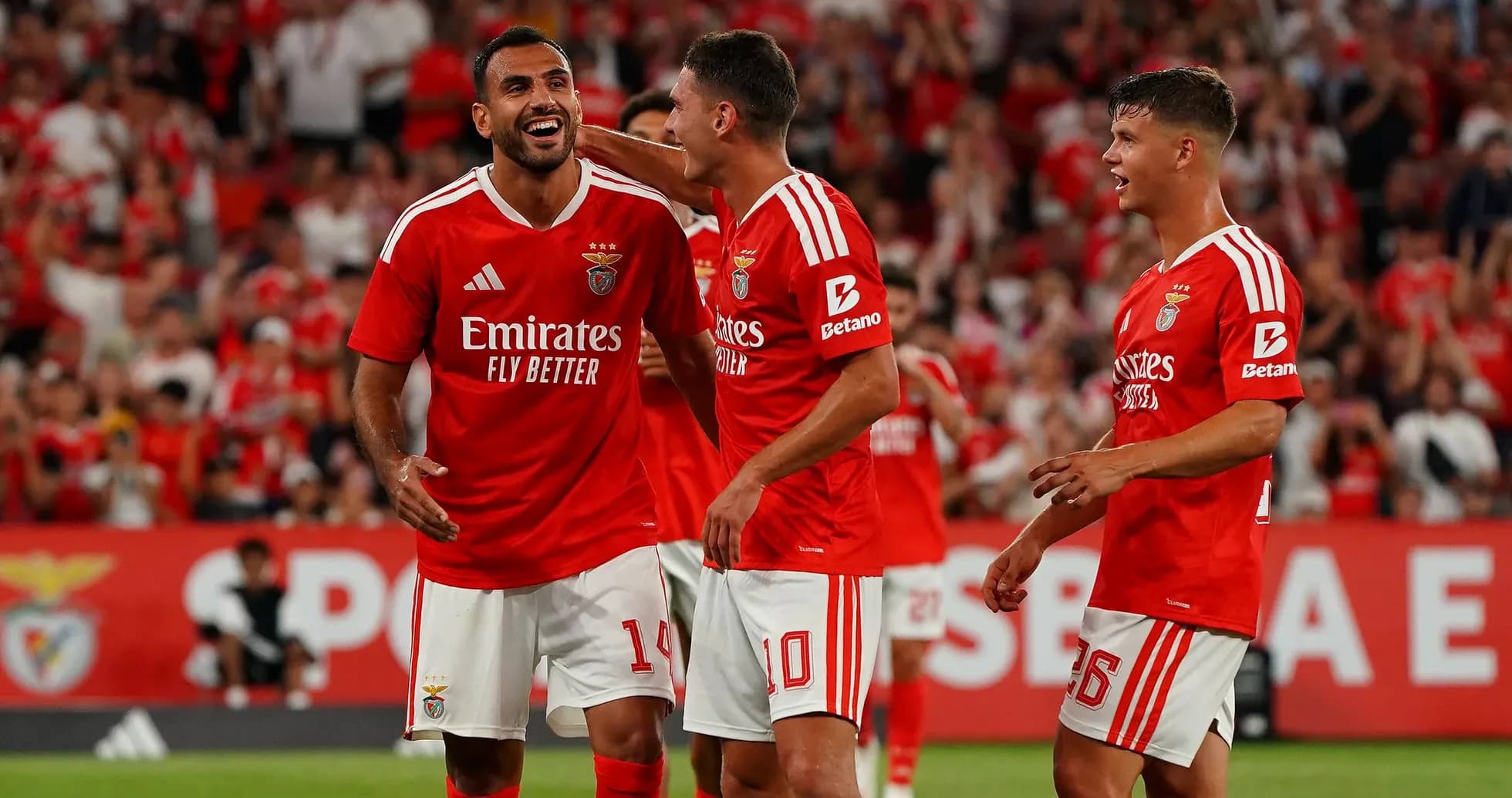 Jugadores de Benfica celebrando un gol Jugadores de Benfica celebrando un gol