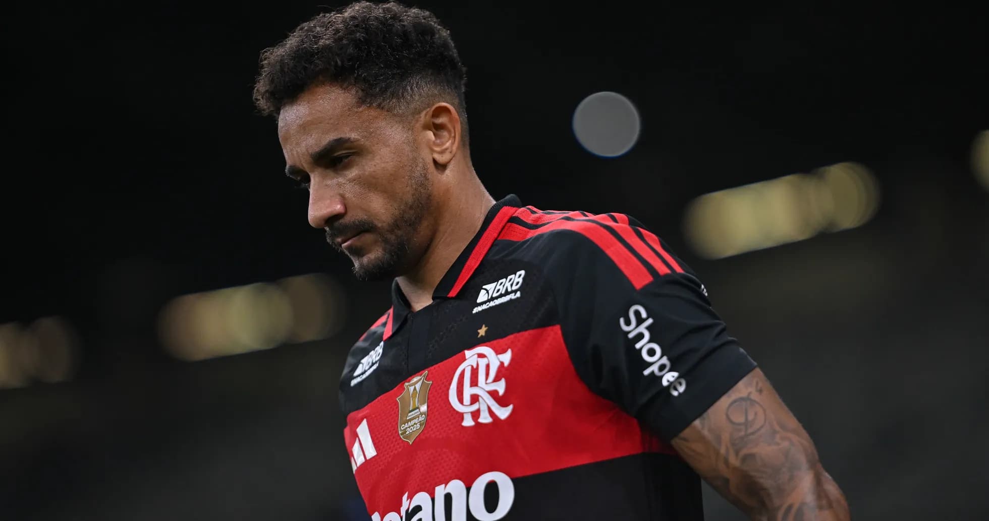 Jugador de Flamengo caminando por el campo Jugador de Flamengo caminando por el campo