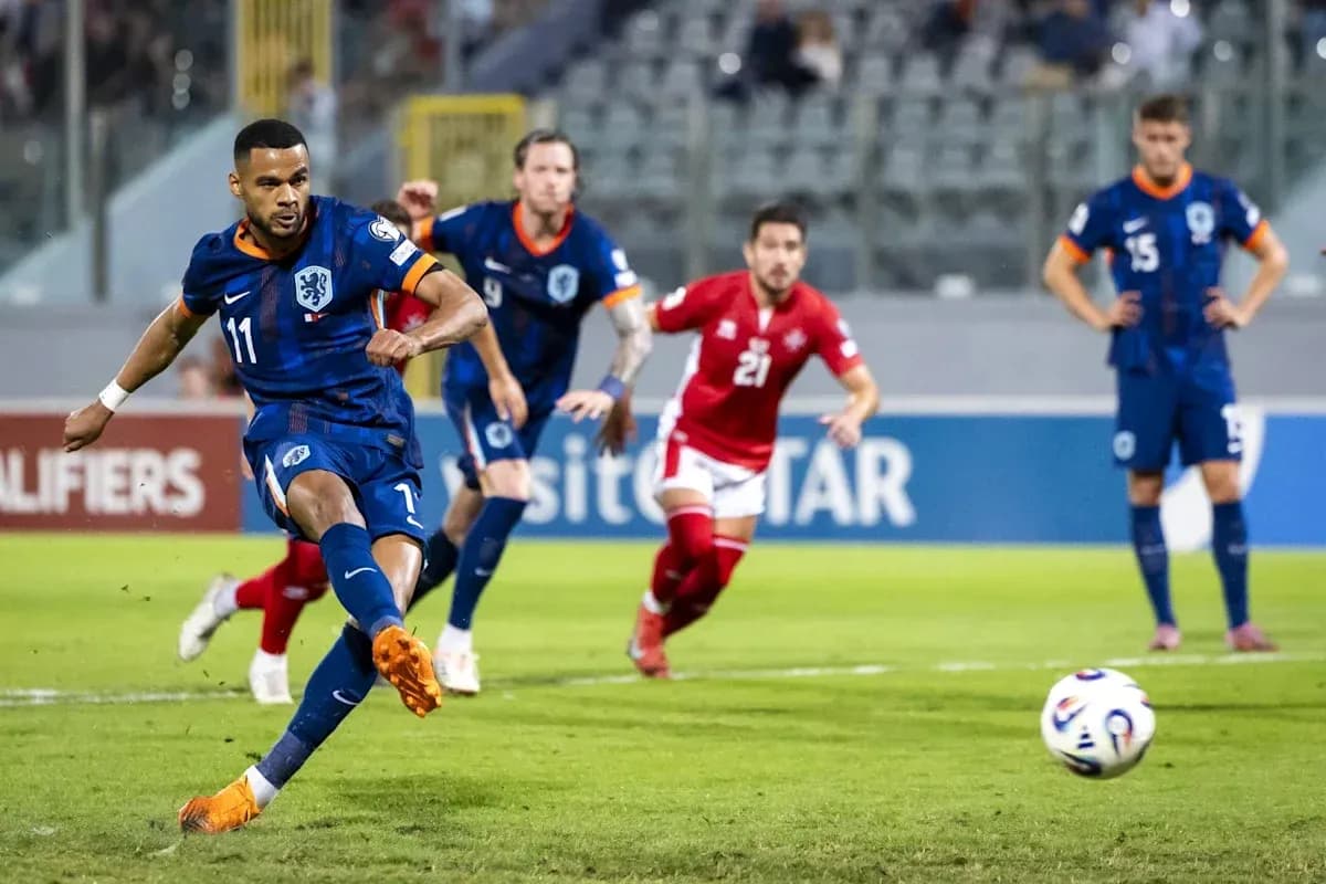 Jugador ejecutando un penalti durante un partido Jugador ejecutando un penalti durante un partido