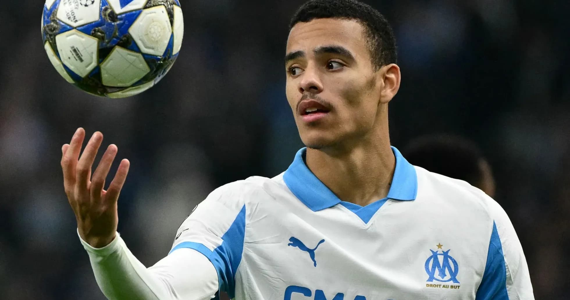 Jugador del Olympique de Marsella controlando un balón Jugador del Olympique de Marsella controlando un balón