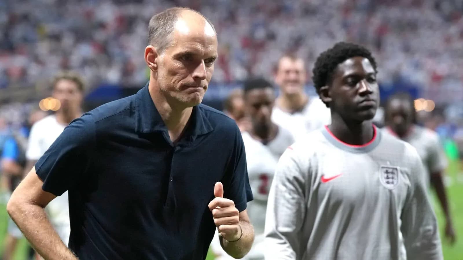 Entrenador y jugador saliendo del campo tras el partido Entrenador y jugador saliendo del campo tras el partido