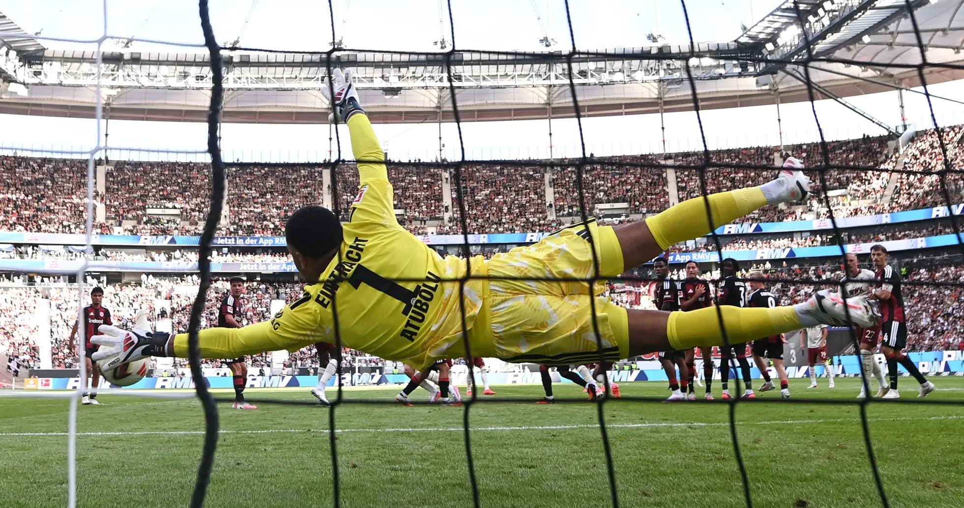 Portero lanzándose para detener un penalti en partido Portero lanzándose para detener un penalti en partido