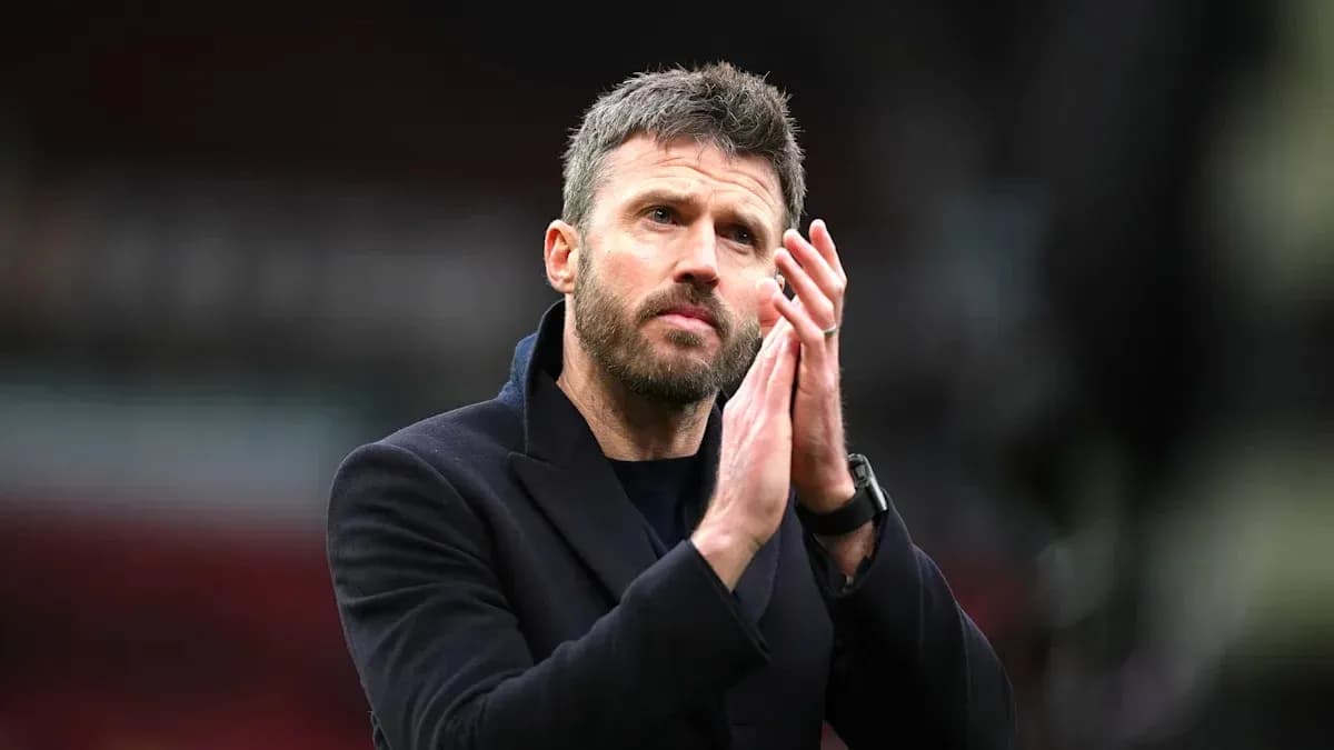 Entrenador aplaudiendo al público en el estadio Entrenador aplaudiendo al público en el estadio