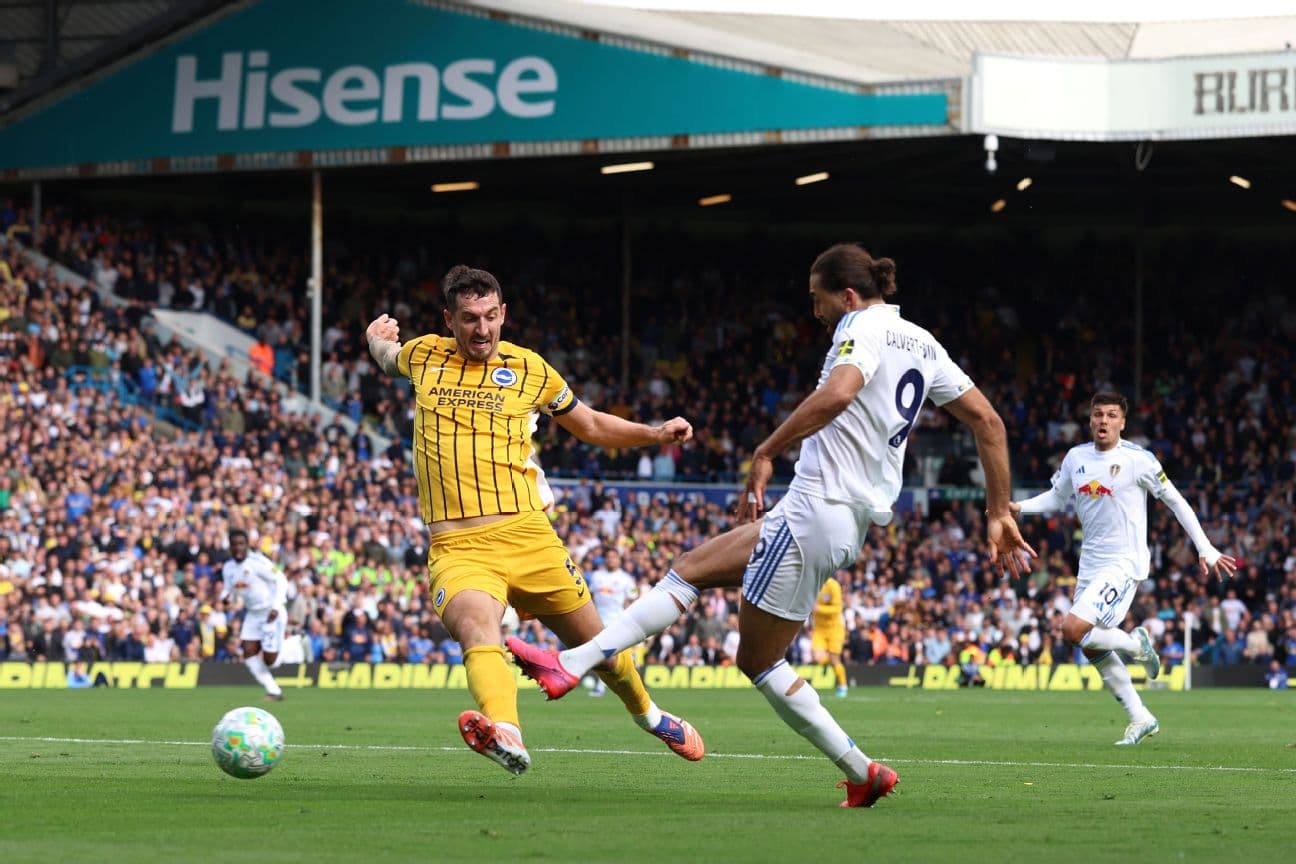 Jugador de Brighton intercepta el balón en Leeds Jugador de Brighton intercepta el balón en Leeds