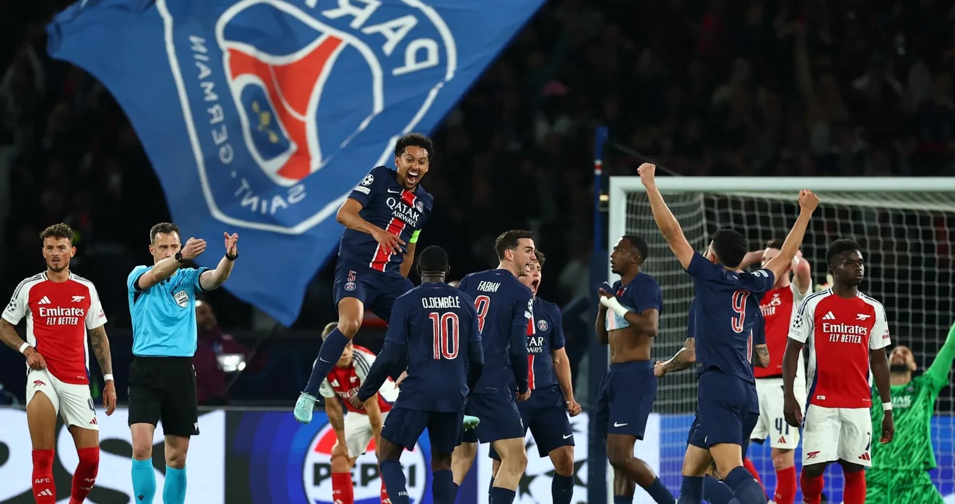 Jugadores de PSG celebrando un gol contra Arsenal Jugadores de PSG celebrando un gol contra Arsenal
