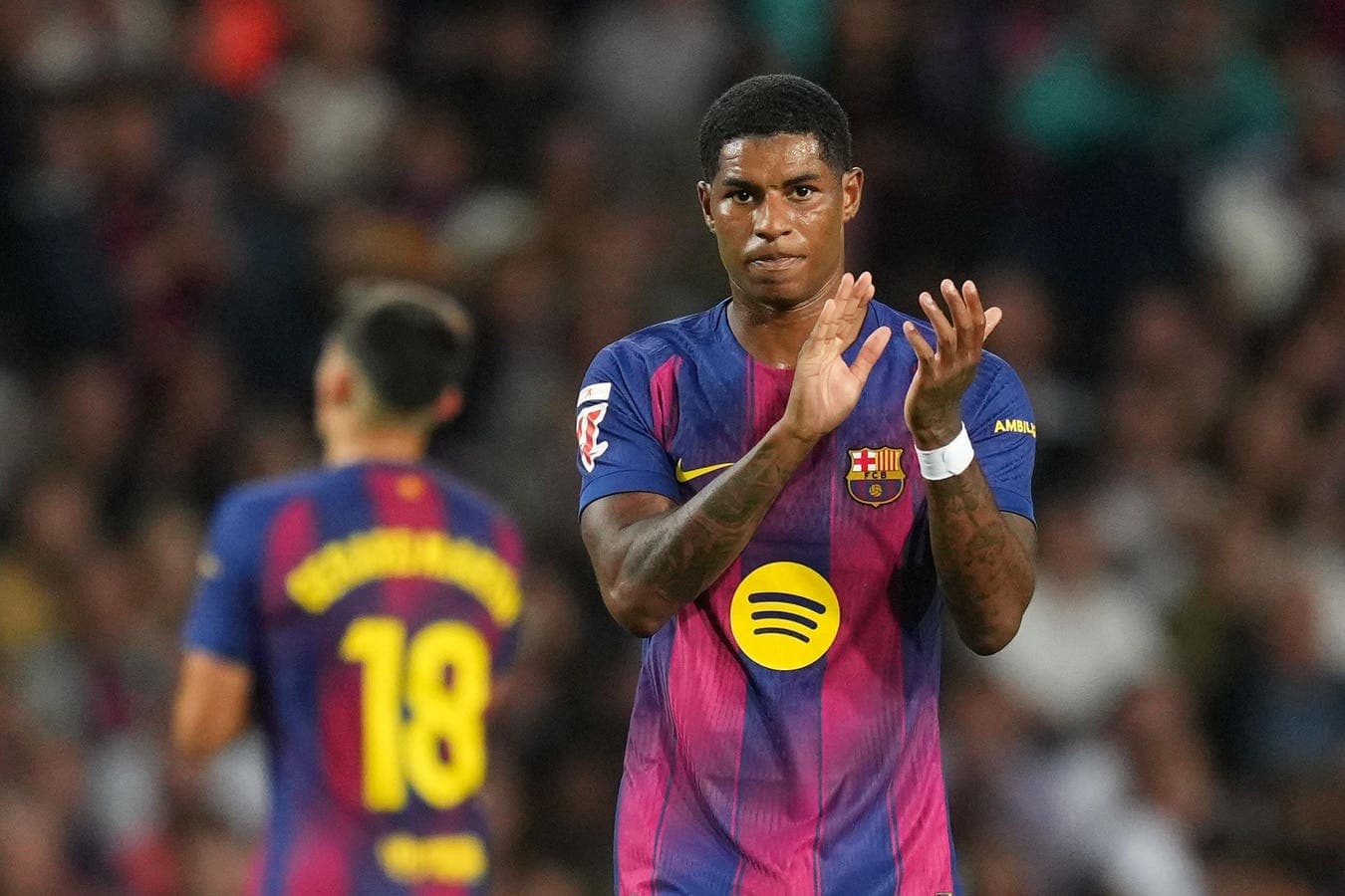 Jugador del Barcelona aplaudiendo durante el partido Jugador del Barcelona aplaudiendo durante el partido