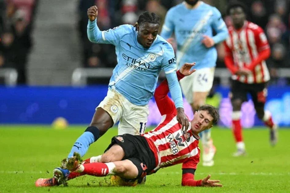 Jugador de Manchester City desafiando a jugador de Southampton Jugador de Manchester City desafiando a jugador de Southampton