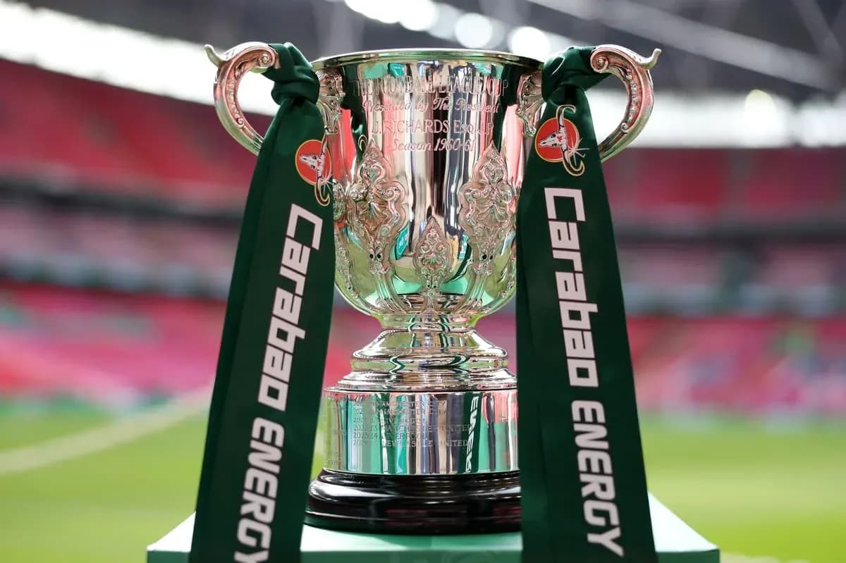 Trofeo Carabao Cup en el estadio vacío Trofeo Carabao Cup en el estadio vacío