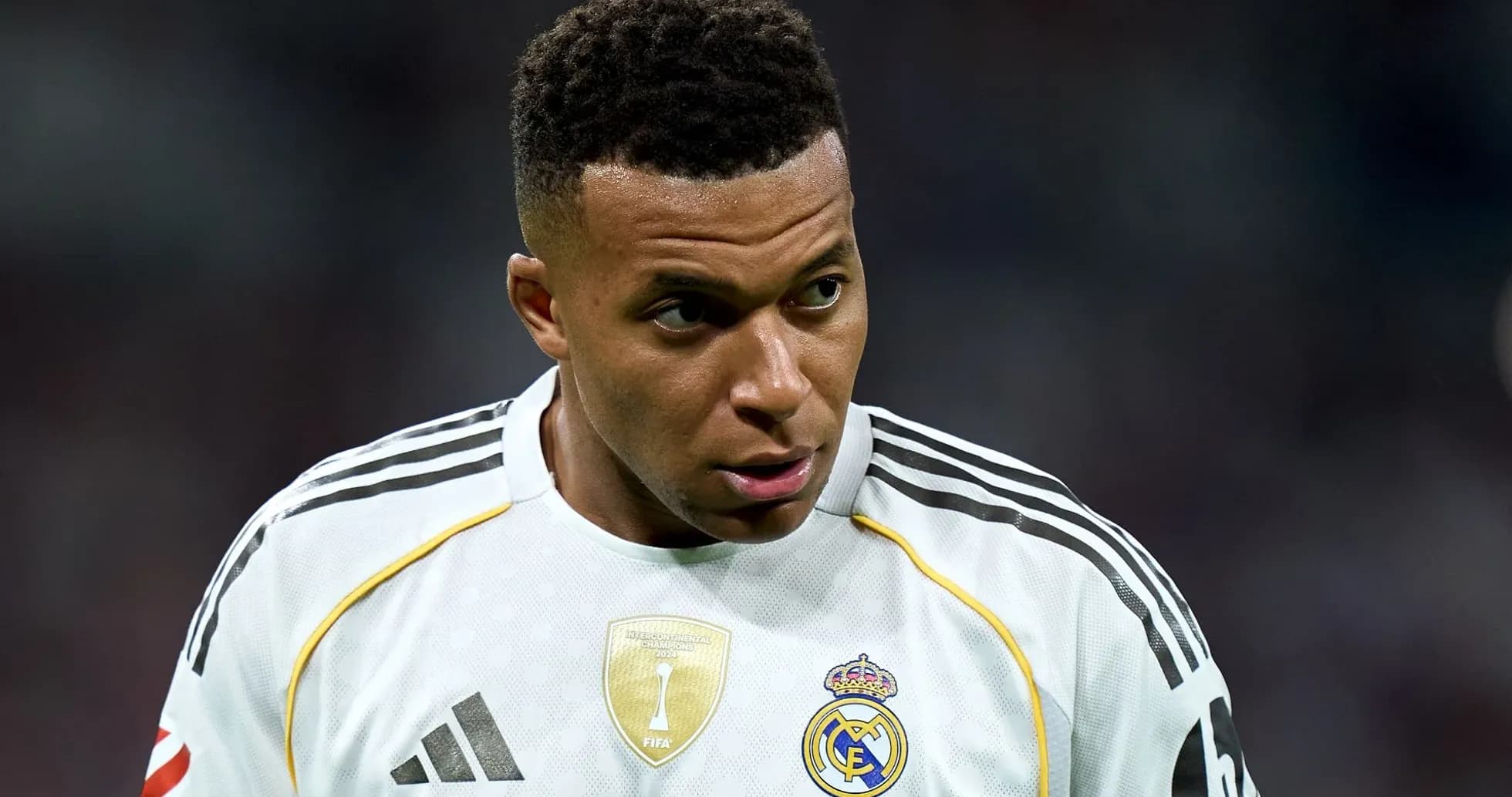 Jugador con uniforme del Real Madrid en el campo Jugador con uniforme del Real Madrid en el campo