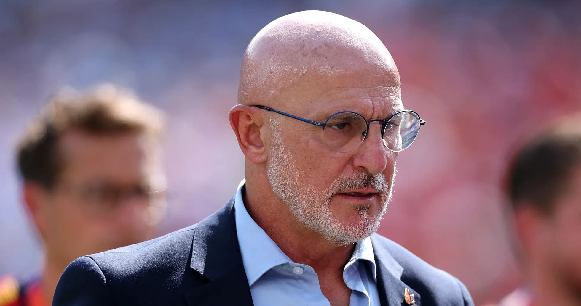 Hombre con gafas en el campo de fútbol Hombre con gafas en el campo de fútbol