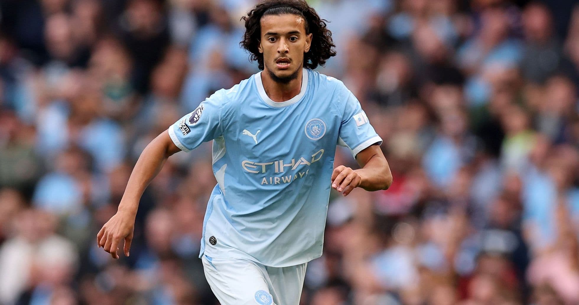 Jugador de Manchester City corriendo en el campo Jugador de Manchester City corriendo en el campo