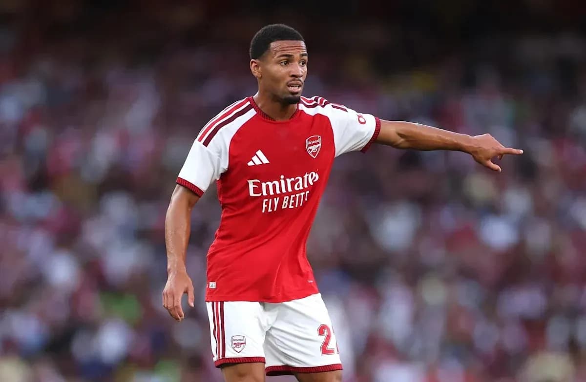 Jugador de Arsenal señalando durante un partido Jugador de Arsenal señalando durante un partido