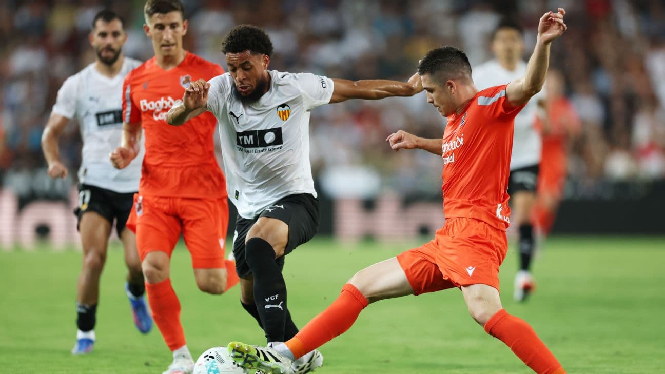 Jugadores de Valencia y Real Sociedad en acción Jugadores de Valencia y Real Sociedad en acción