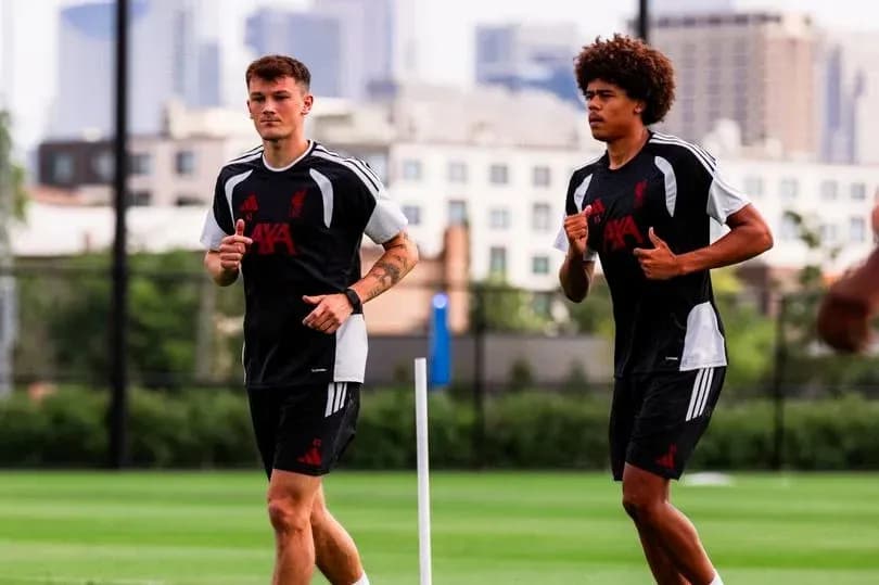 Jugadores de Liverpool corriendo durante sesión de entrenamiento Jugadores de Liverpool corriendo durante sesión de entrenamiento