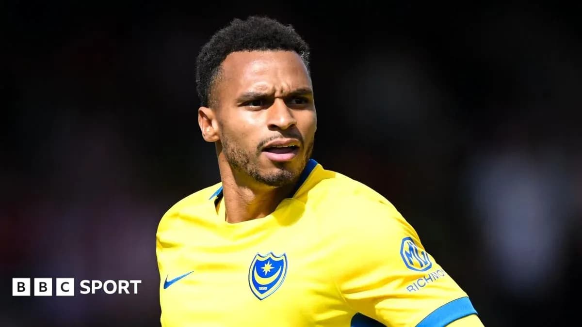 Jugador de Portsmouth en acción durante un partido Jugador de Portsmouth en acción durante un partido