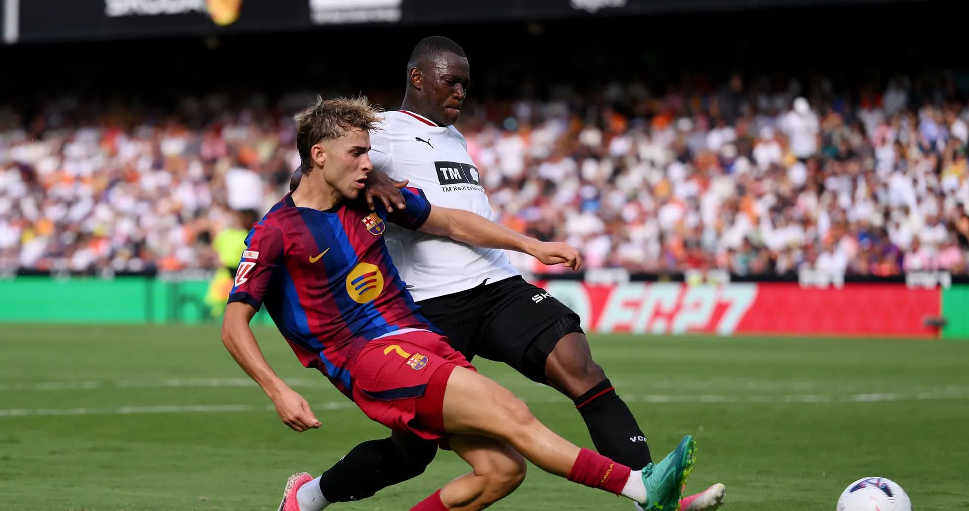 Jugador de Barcelona en acción defensiva contra rival Jugador de Barcelona en acción defensiva contra rival
