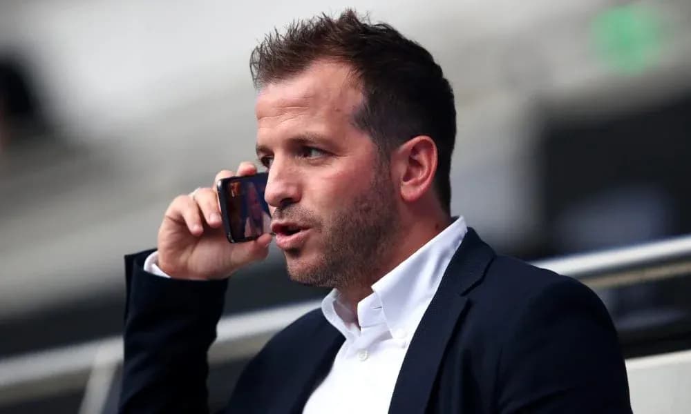 Hombre hablando por teléfono en un estadio Hombre hablando por teléfono en un estadio