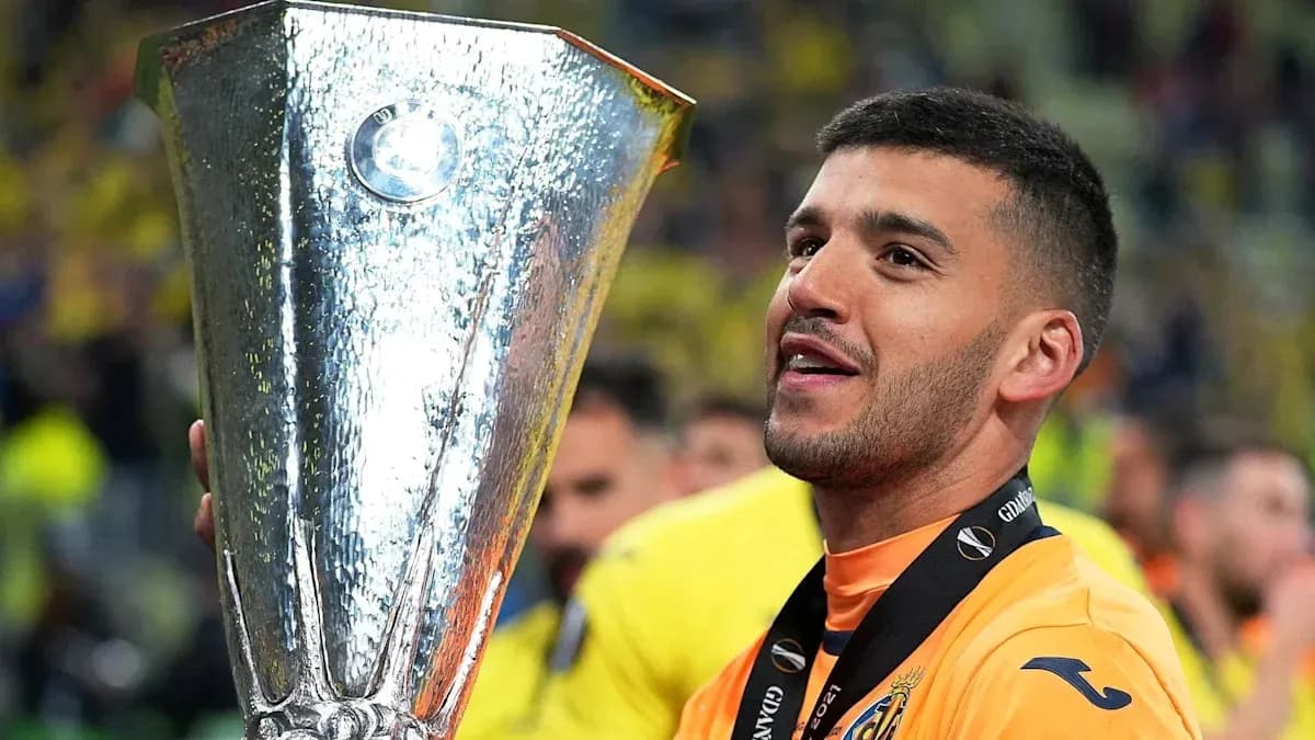 Jugador sosteniendo el trofeo de la Europa League Jugador sosteniendo el trofeo de la Europa League
