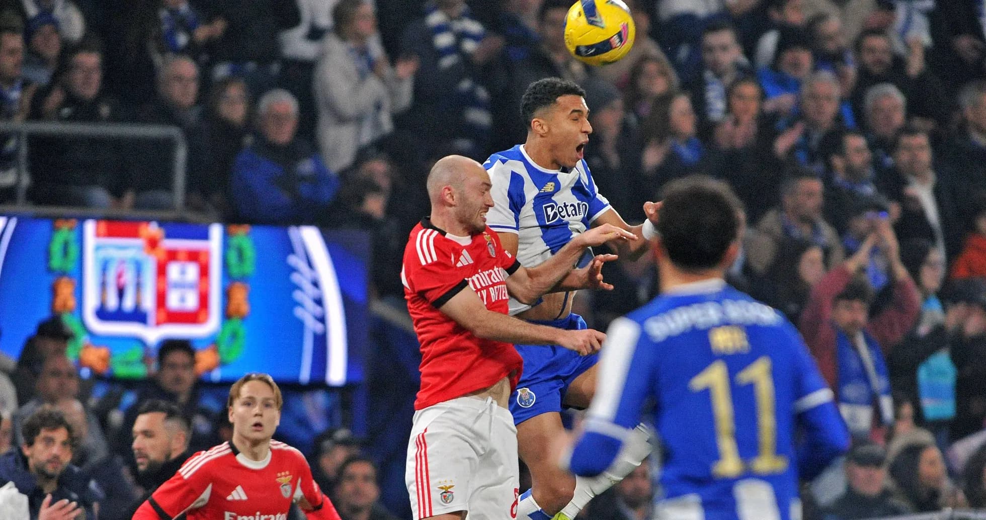 Jugadores de Porto y Benfica compiten por el balón Jugadores de Porto y Benfica compiten por el balón
