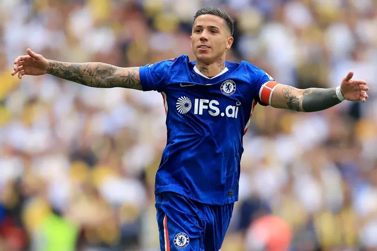 Jugador de Chelsea celebrando en el campo de juego Jugador de Chelsea celebrando en el campo de juego