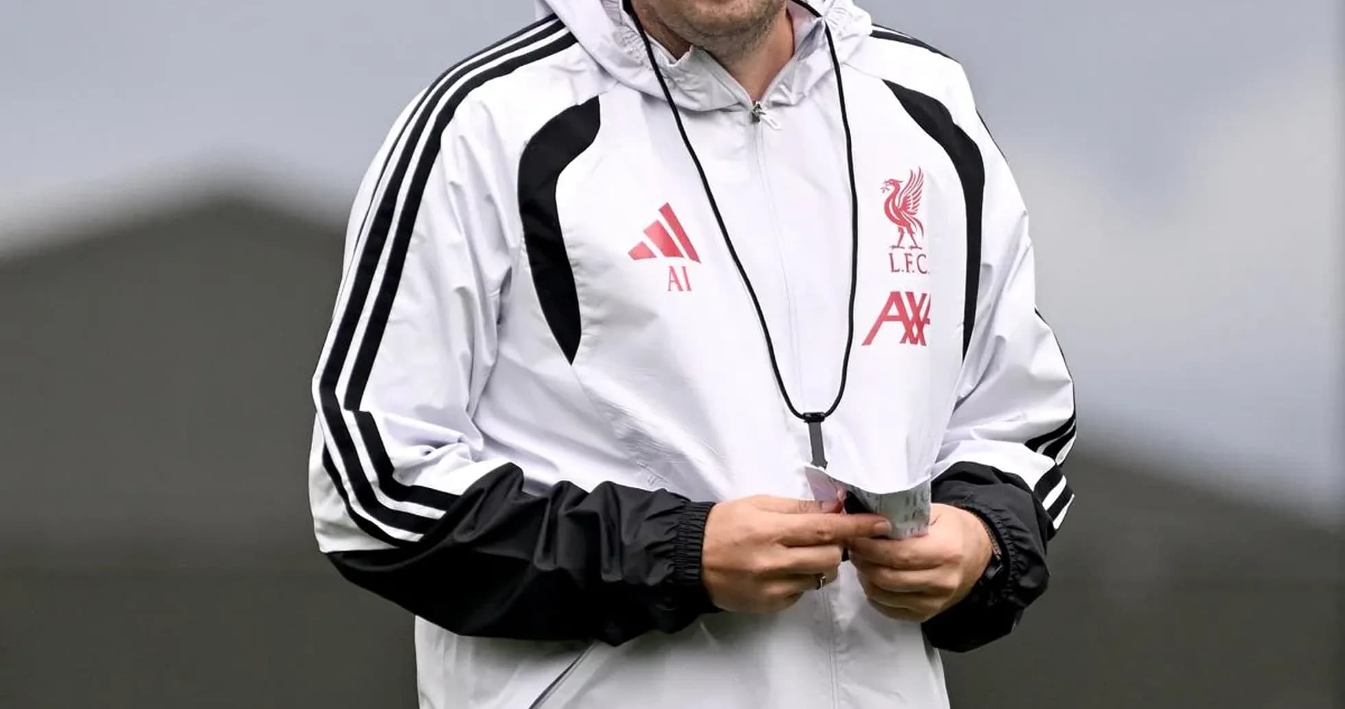 Entrenador de Liverpool sonriendo durante entrenamiento Entrenador de Liverpool sonriendo durante entrenamiento