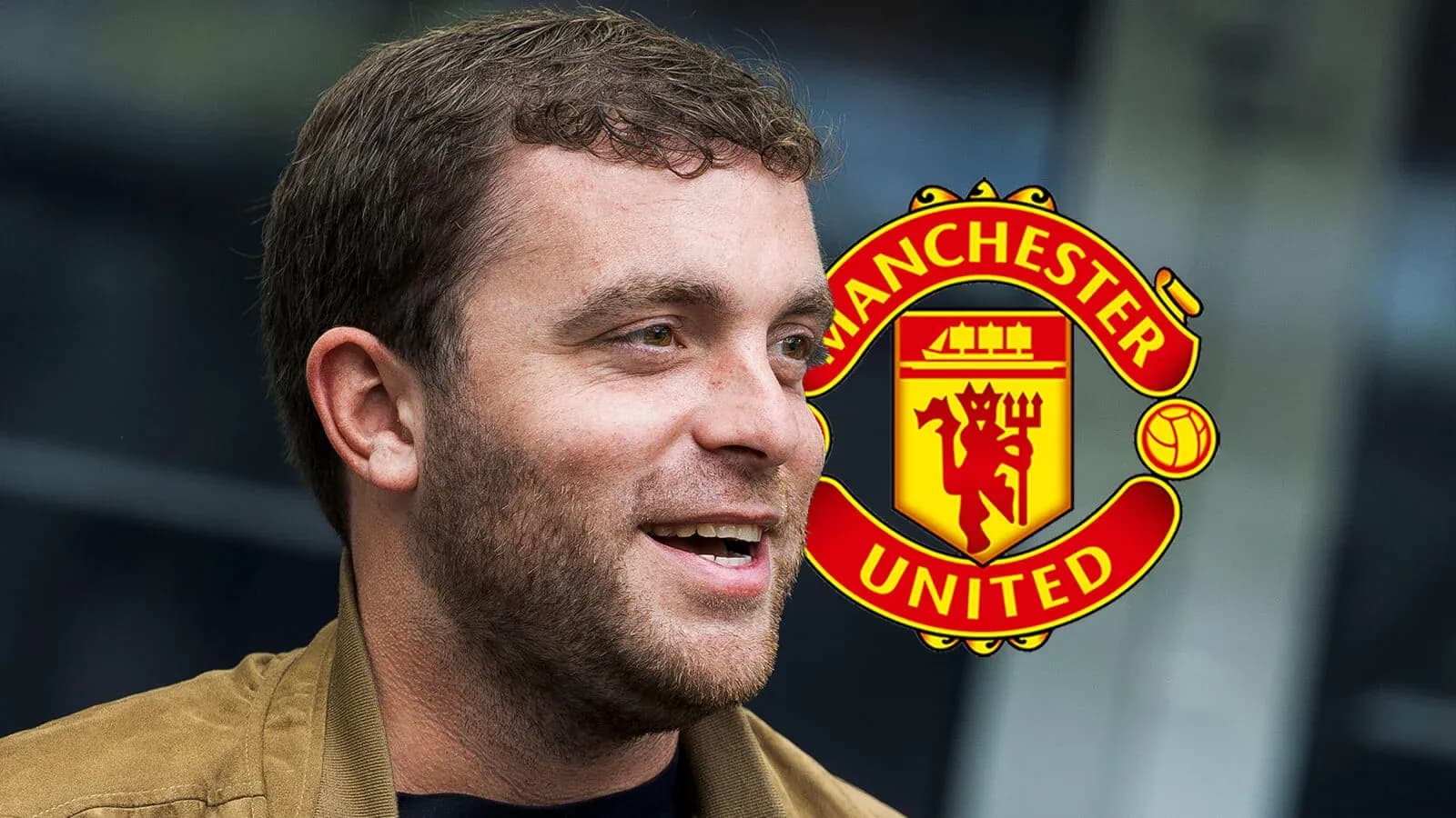 Hombre sonriendo frente al logo de Manchester United Hombre sonriendo frente al logo de Manchester United