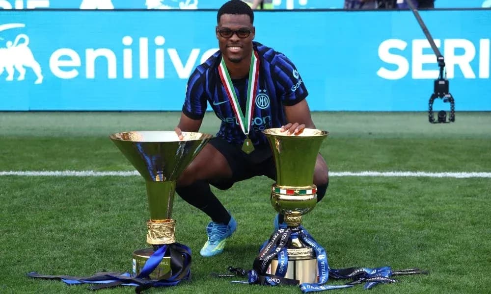 Jugador de Inter de Milán posando con trofeos Jugador de Inter de Milán posando con trofeos